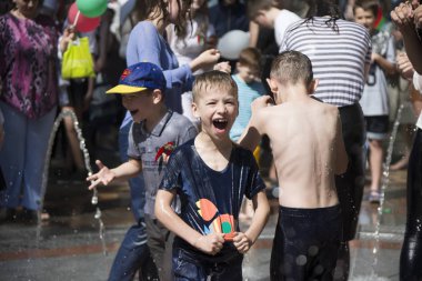 Beyaz Rusya, Gomel şehir, 09 Mayıs 2018. Zafer bayramı kutlaması. Park.Belarus, Gomel şehir 09 Mayıs 2018. Zafer Day.Park.Glad çocuk kutlama Çeşme banyoları