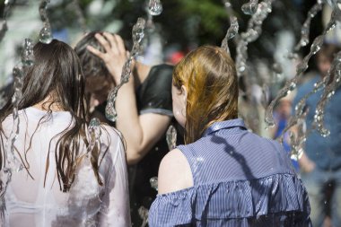 Beyaz Rusya, Gomel şehir, 09 Mayıs 2018. Zafer bayramı kutlaması. Park.Belarus, Gomel şehir 09 Mayıs 2018. Zafer bayramı kutlaması. Park. İnsanlar yağmur altında. Çeşme banyo