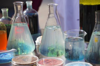 Cam şişeler renkli toz