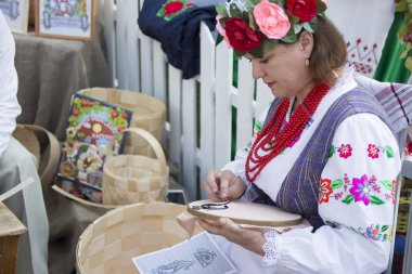 Beyaz Rusya, Gomel şehir, 15 Eylül 2018. Tatil şehri gün. Ulusal kostüm Merkez Park.Woman çapraz dikiş