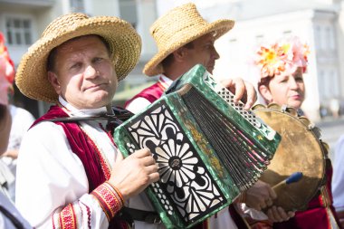 Beyaz Rusya, Gomel şehir, 15 Eylül 2018. Tatil şehri gün. Merkez Park.A adam mızıka çalmaya hasır şapkalı. Harmonist'de