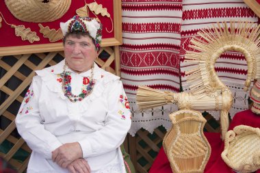 Beyaz Rusya, Gomel şehir, 15 Eylül 2018. Tatil şehri gün. Ulusal Belarus giyim Merkezi Park.Woman. Slav kişi halk kostüm. Ukraynalı geleneksel Büyükanne