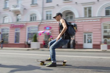 Beyaz Rusya, Gomel şehir, 15 Eylül 2018. Tatil şehri gün. Merkez Park.The adam bir kaykay üzerinde bir şehir sokak sürmek