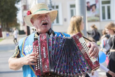 Beyaz Rusya, Gomel şehir, 15 Eylül 2018. Tatil şehri gün. Merkez Park.A adam mızıka çalmaya hasır şapkalı. Harmonist'de