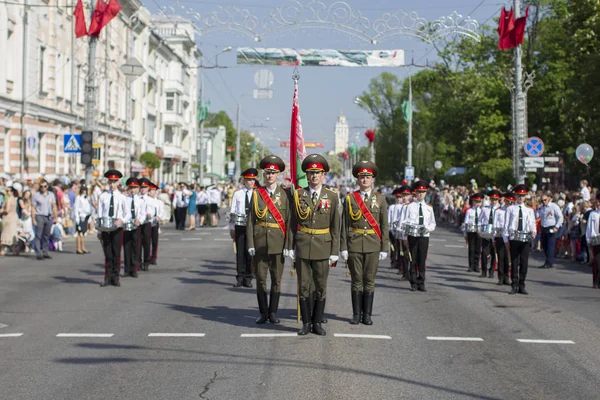 ベラルーシ ゴメリ 2018 日の都市 休日戦勝記念日 エレガントな服のパレードで軍中央 Park Belarusian — ストック写真