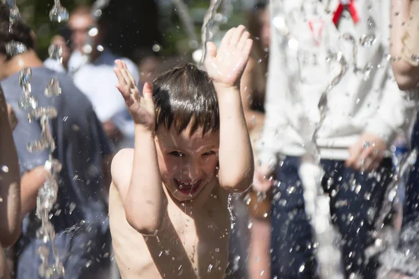 Ragazzino Sotto Getti Acqua Bambino Sotto Pioggia Battente Disastro Caduta — Foto Stock