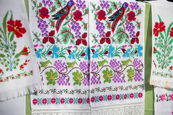 绣花贝罗鲁西亚毛巾 国家模式 织物和毛巾上的斯拉夫饰品 — 图库照片