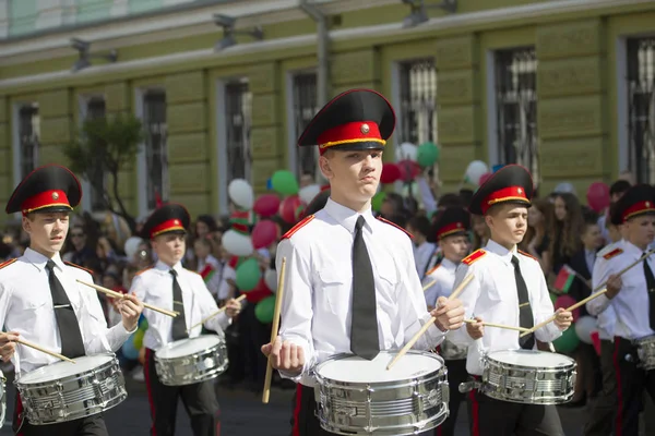 ベラルーシ ゴメリ 2018 日の都市 休日戦勝記念日 中心部 Park Soldiers ドラマーは 太鼓を打ち鳴らします — ストック写真