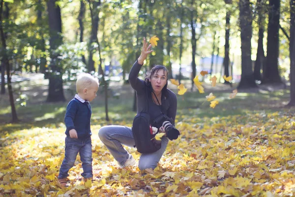 Photographer Takes Pictures Child Autumn Photo Shoot — Stock Photo, Image