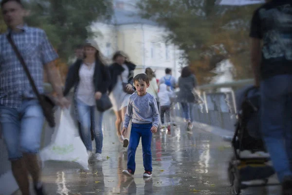 Bambino Città Cammina Tra Una Folla Persone Sotto Pioggia — Foto Stock