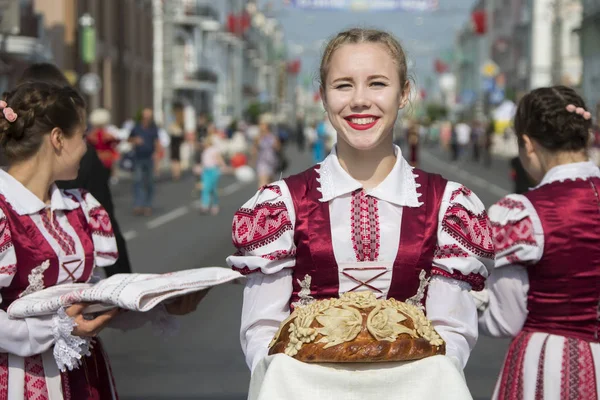 白俄罗斯 戈梅利市 2018年9月15日 假日城市日 中央公园 白俄罗斯妇女在全国斯拉夫服装与面包和盐 白俄罗斯女孩 — 图库照片