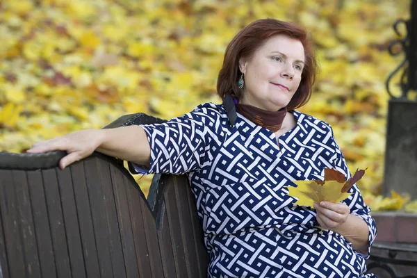 Веселая Пожилая Женщина Осенними Листьями Парке — стоковое фото