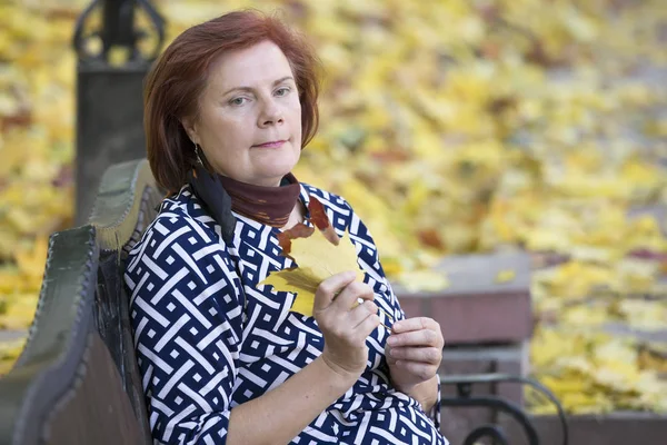 Femme Âgée Joyeuse Avec Des Feuilles Automne Dans Parc Âge — Photo