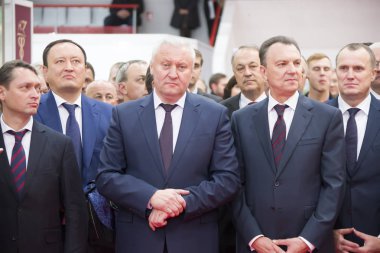 Beyaz Rusya 25 Ekim 2018 üzerinde Gomel şehir var. Ulusal ekonominin ürünleri Sergisi. Yaşlı Erkekler takım elbiseli. Politicians.Chiefs