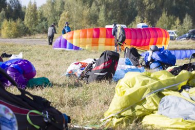 Beyaz Rusya şehir Gomel 7 Ekim 2018. Yamaç paraşütü performansları. Paraşütler yere paraşütler zemin karşı yalan.