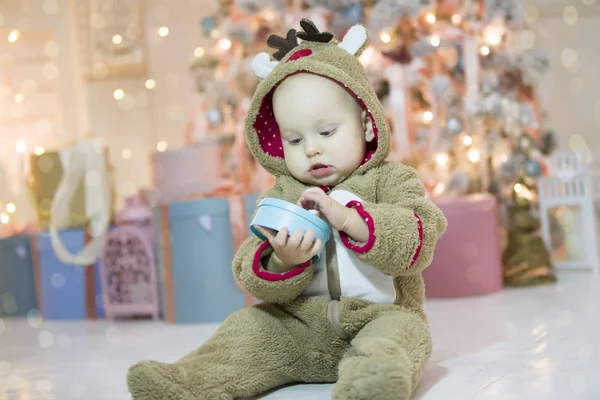 Niño Alegre Con Regalo Árbol Año Nuevo Niño Año Vestido — Foto de Stock