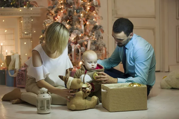 Mamma Pappa Och Baby Nyår Trädet Ung Familj Jul — Stockfoto