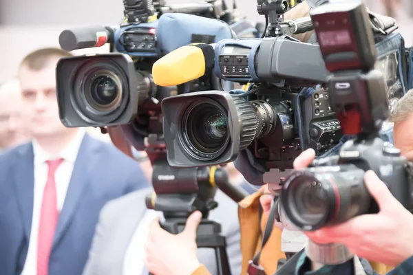 Muitas Câmaras Vídeo Fundo Pessoas Desfocadas Câmeras Vídeo — Fotografia de Stock