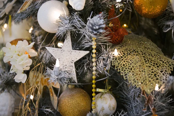 Fragmento Árbol Navidad Con Decoraciones Cerca — Foto de Stock