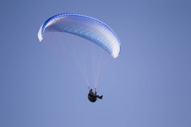 Beyaz Rusya şehir Gomel 7 Ekim 2018. Yamaç paraşütü performansları... Yamaçparaşütü mavi yamaçparaşütü altında gökyüzünde uçar