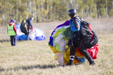Beyaz Rusya şehir Gomel 7 Ekim 2018. Yamaç paraşütü performansları. Yamaçparaşütü bir yamaçparaşütü ile iniş yaptı. Uçuş hazırlığı