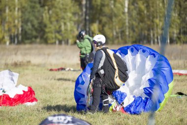 Beyaz Rusya şehir Gomel 7 Ekim 2018. Yamaç paraşütü performansları.