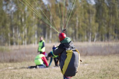 Beyaz Rusya şehir Gomel 7 Ekim 2018. Yamaç paraşütü performansları. Yamaçparaşütü paraşütçü hazırlamak uçmak için