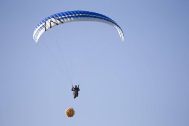 Beyaz Rusya şehir Gomel 7 Ekim 2018. Yamaç paraşütü performansları. Bir yamaçparaşütü altında bir çok renkli yamaçparaşütü gökyüzünde uçar. Paraşüt altında adam