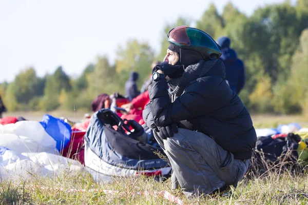 白俄罗斯戈梅尔市2018年10月7日滑翔伞上的表演 头盔中的滑翔伞坐在滑翔伞的背景上 — 图库照片