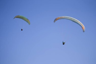 Beyaz Rusya şehir Gomel 7 Ekim 2018. Yamaç paraşütü performansları. İki paraşütler gökyüzünde uçmak