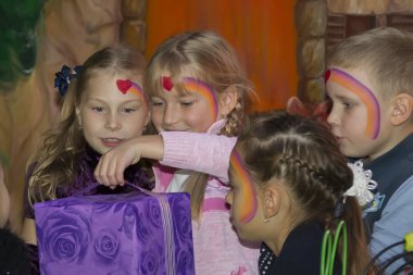 Beyaz Rusya, Gomel, 13 Ekim 2018. Şehir tatil. Çocuk Pavilion. Çocuk bir hediye kutusu düşünüyorsanız