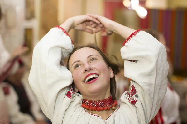 白俄罗斯 戈梅利 2018年11月24日 重建一个少数民族的白俄罗斯婚礼 一个穿着斯拉夫民族服装跳舞的女人正在跳舞 白俄罗斯女孩民族舞蹈 — 图库照片
