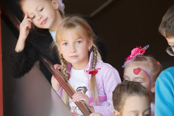 ベラルーシ ゴメリ 2018 市内の休日 子供たちの休日の子女の子が Pavilion Sad おさげ髪で白人の女の子 他の子供たちの間で女の子 — ストック写真