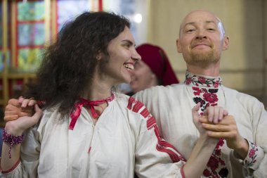 Beyaz Rusya, Gomel, 24 Kasım 2018. Etnik bir eski Belarus düğün yeniden inşası. Belarus Slav ulusal dans etmek. Bir erkek ve bir kadın halk dansları dans nakış