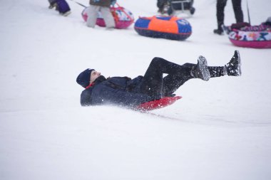 Beyaz Rusya, Gomel şehir, 31 Aralık 2018. Merkez Mahallesi. İnsanlarla kar slayt üzerinde yolculuk.