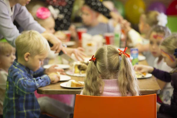 Beyaz Rusya, Gomel, 13 Ekim 2018. Şehirde tatil. Çocuk Pavyonu.Çocuk partisi. Masada misafirler ile doğum günü çocuk