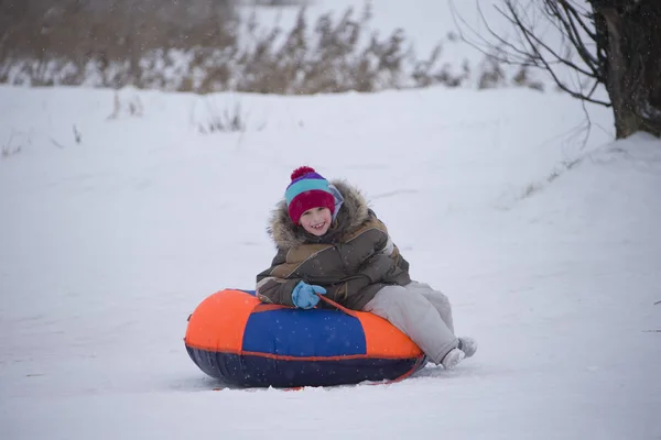 Sledding Happy Çocuk Tatilde Kış Eğlence Oyun Küçük Çocuk Kızağı — Stok fotoğraf