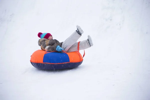 Sledding Happy Criança Férias Diversão Inverno Jogos Menino Desfrutando Passeio — Fotografia de Stock