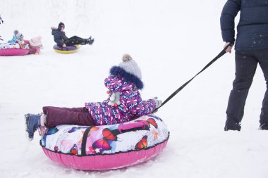 Beyaz Rusya, Gomel şehir, 31 Aralık 2018. Merkez Mahallesi. İnsanlarla kar slayt üzerinde yolculuk.