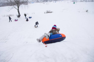 Sledding.Happy çocuk tatilde. Kış eğlence ve oyun. Küçük çocuk kızağı binmek zevk. Çocuklar açık havada karda oynamak. Çocuklar kızak kış Alp dağlarında