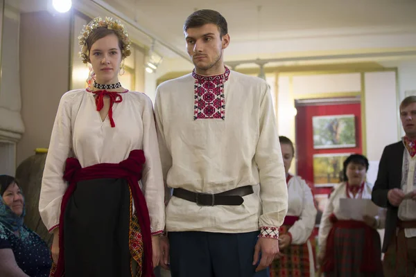 Beyaz Rusya, Gomel, Kasım 24, 2018.Reconstruction eski Slav Belarus Ukrayna düğün töreni. Etnik gelin ve damat. Beyaz Rusya düğün töreni.
