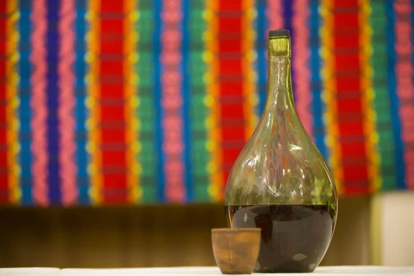 Бутылка Вина Столе Чашкой — стоковое фото