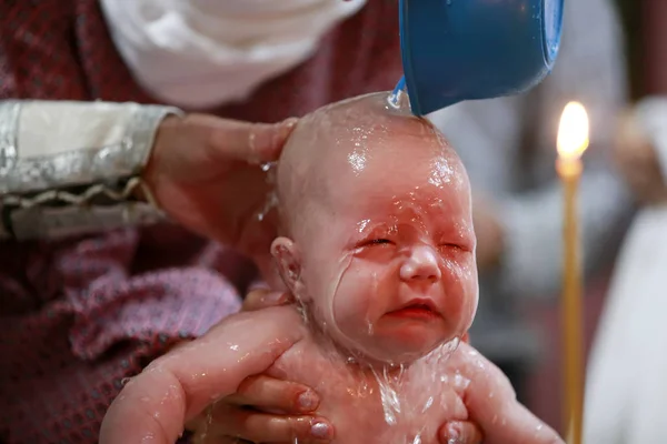 Обряд Православного Крещения Ребенок Поливается Водой Крещение Новорожденного — стоковое фото