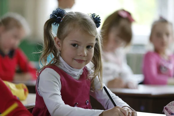 ベラルーシ ゴメリ市 幼稚園で 2016 日幼稚園 Volotovskaya Child 未就学児 書くことを学ぶ 学校の準備 — ストック写真