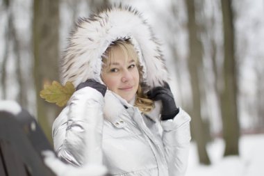 Kürklü tüylü kukuIeta kadında