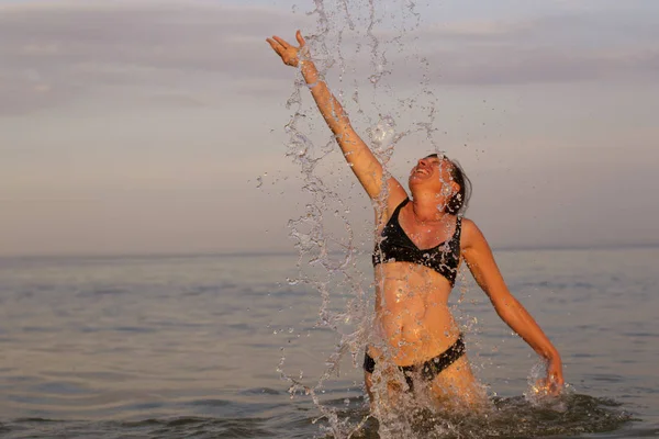 Женщина Морской Воде Брызгами Загорелая Женщина Выпрыгивает Моря — стоковое фото