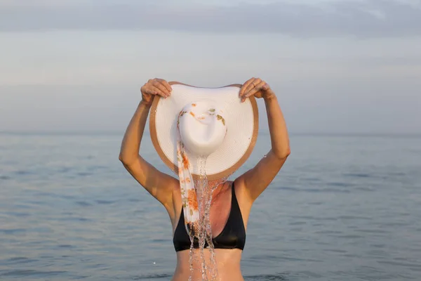 Weibliche Figur Meerwasser Mit Breitkrempigem Hut — Stockfoto