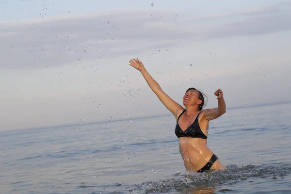 Frau Meerwasser Mit Spritzern Gebräunte Frau Springt Aus Dem Meer — Stockfoto