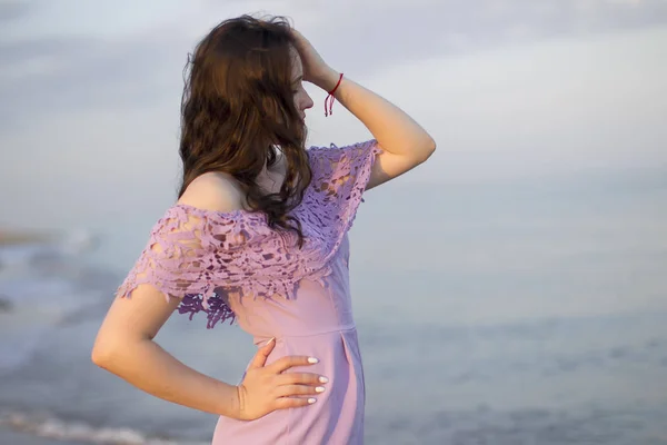 海の背景の美しい少女 — ストック写真