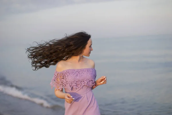 Красивая Молодая Девушка Фоне Моря Длинными Струящимися Волосами — стоковое фото